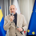 zbliżenie na Pana Tomasza Pawłowskiego przemawiającego do mikrofonu