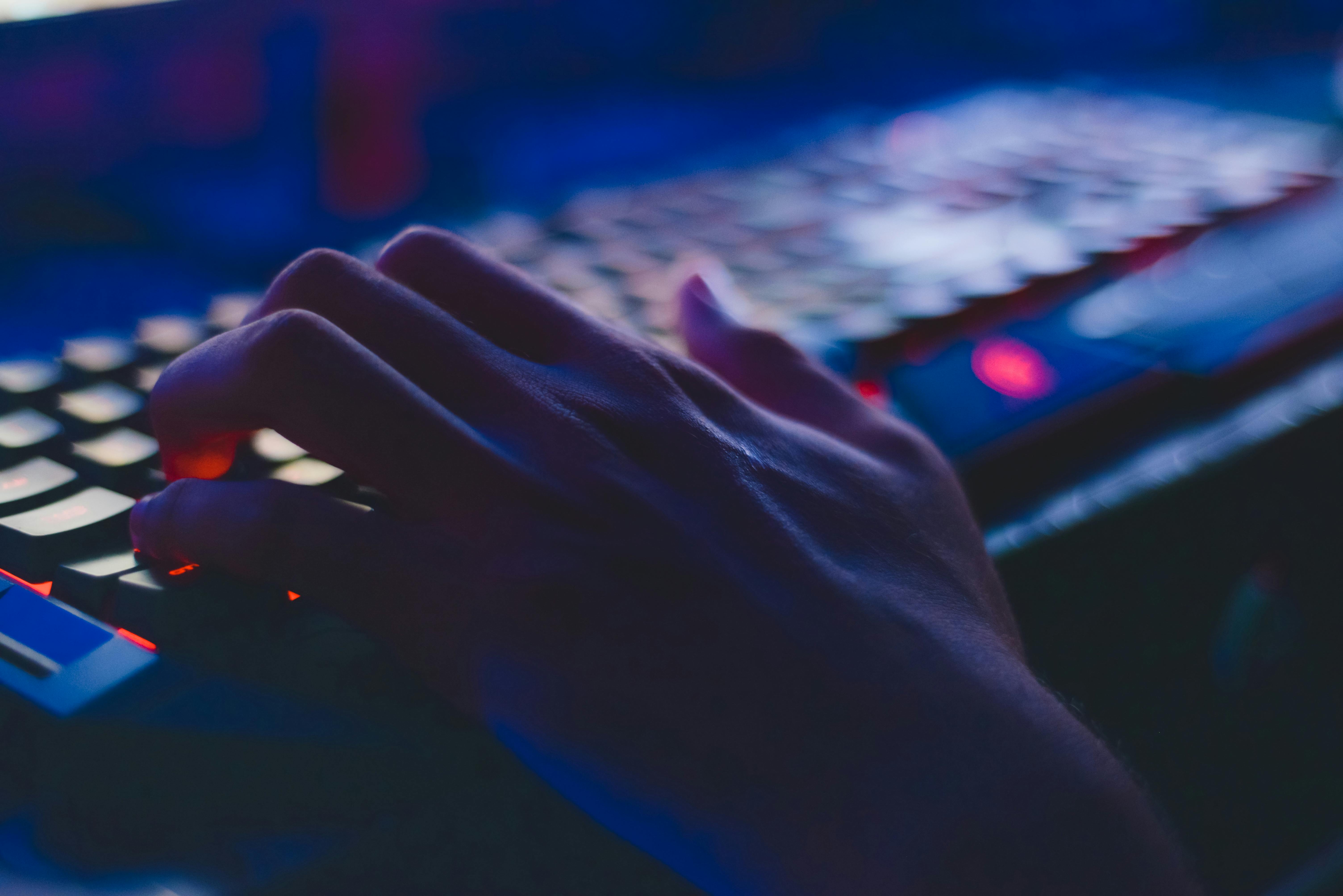 ręka na klawiaturze zdjęcie dotyczące przeciwdziałania cenzurze internetu