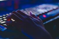 ręka na klawiaturze zdjęcie dotyczące przeciwdziałania cenzurze internetu